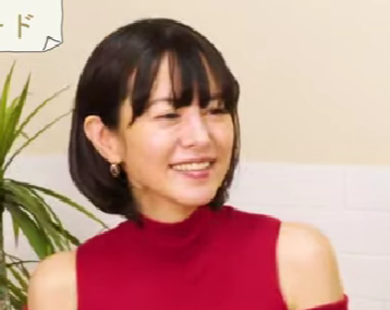 赤いノースリーブを着ているさとう珠緒