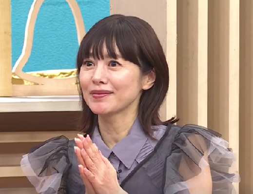 紫の衣装を着てるさとう珠緒