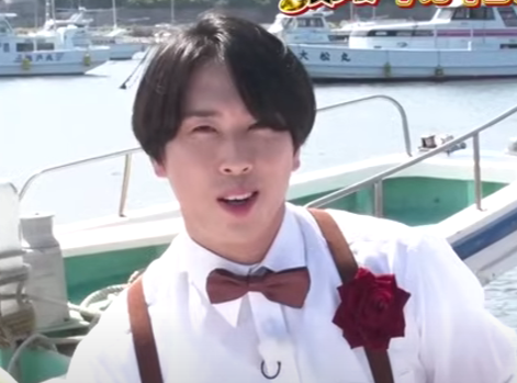 蝶ネクタイをつける宮舘涼太