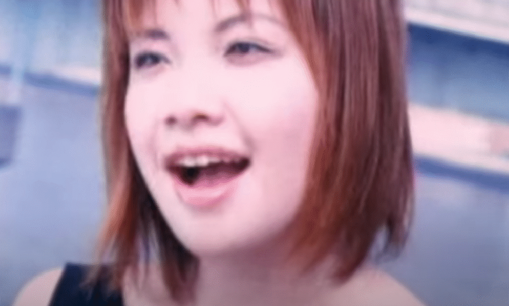若い頃の歌っている小島いづみ