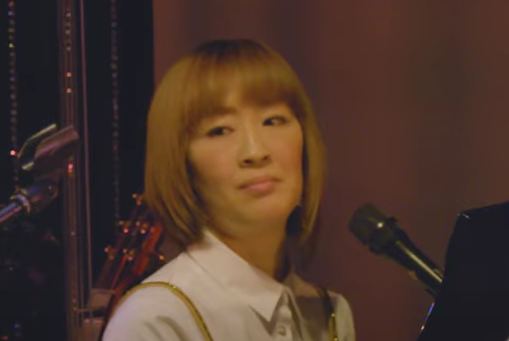 ピアノを弾いている小野まきこ