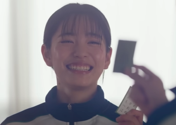 ジャージを着て笑う當真あみ