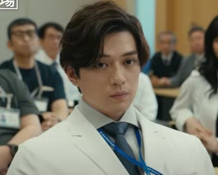 白衣を着て座っている新田真剣佑