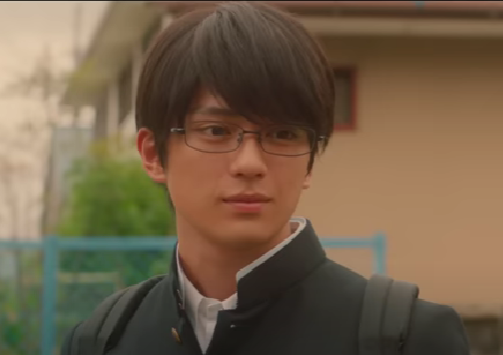 綿谷新を演じたメガネ、学生服の新田真剣佑