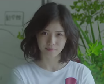 白いTシャツ着ている松岡茉優