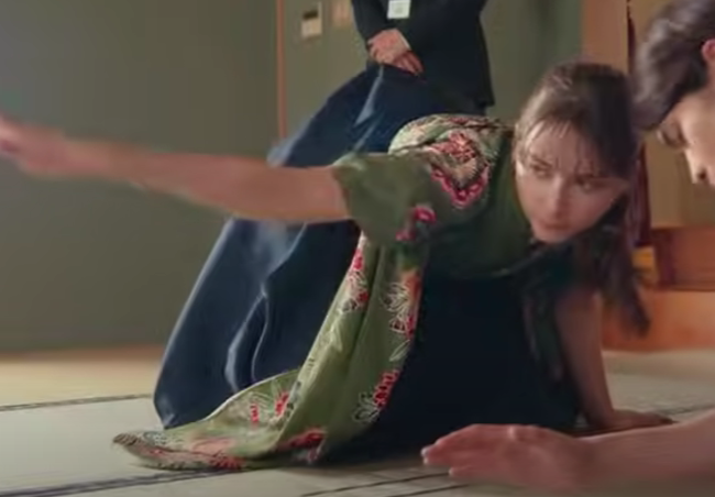 緑の袴を着てかるたをする嵐莉菜