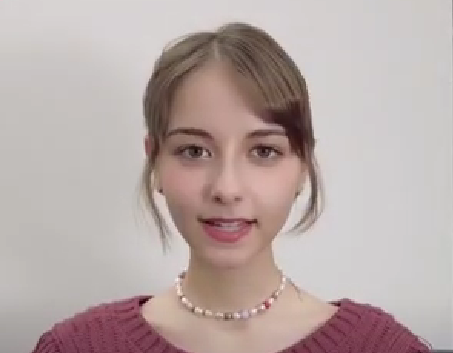 ピンクのニットを着ている嵐莉菜