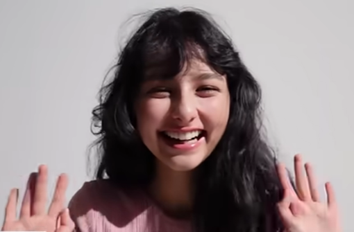 ピンクの服を着ている黒髪ロングの嵐莉菜
