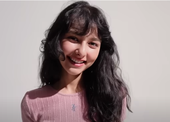 ピンクの服を着ている黒髪ロングの嵐莉菜