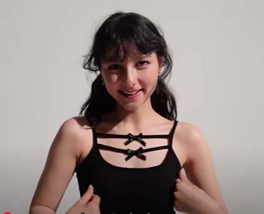 黒髪で黒いキャミソール着ている嵐莉菜