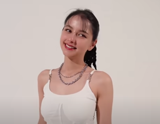 白いキャミソール着ている嵐莉菜