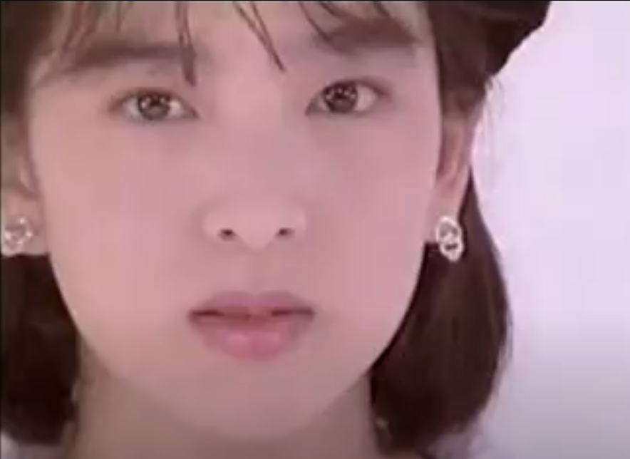 10代後半の頃の歌を歌っている穴井夕子