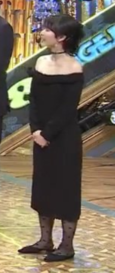 黒いフォーマルな衣装を着てぺたんこな靴をはいている松岡茉優