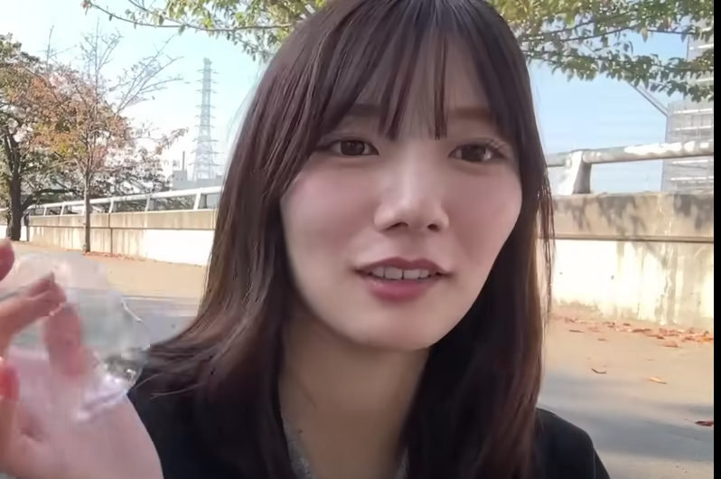 外でお菓子を食べている河田陽菜