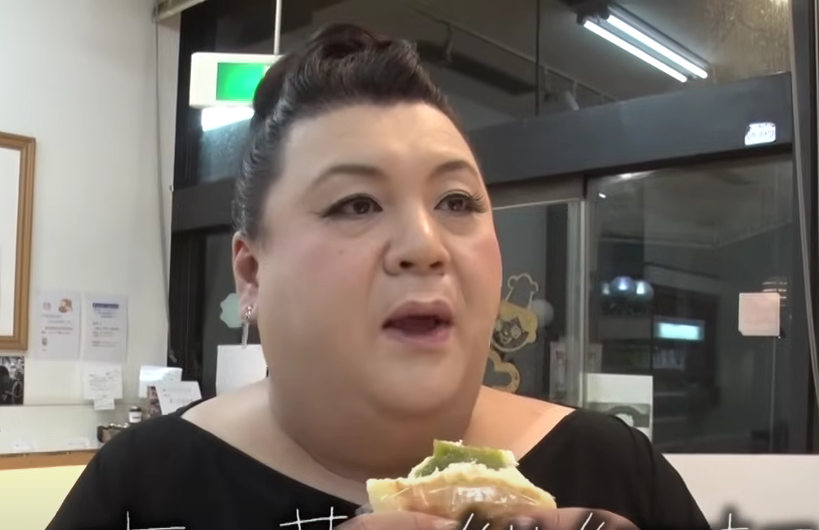 パンを食べている46歳のマツコ