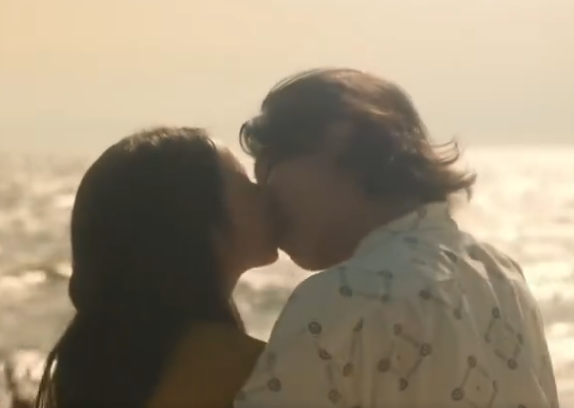 海辺でキスをするラウールと木村文乃