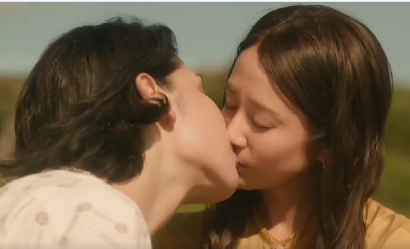 海辺でキスをするラウールと木村文乃