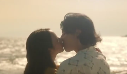 海辺でキスをするラウールと木村文乃