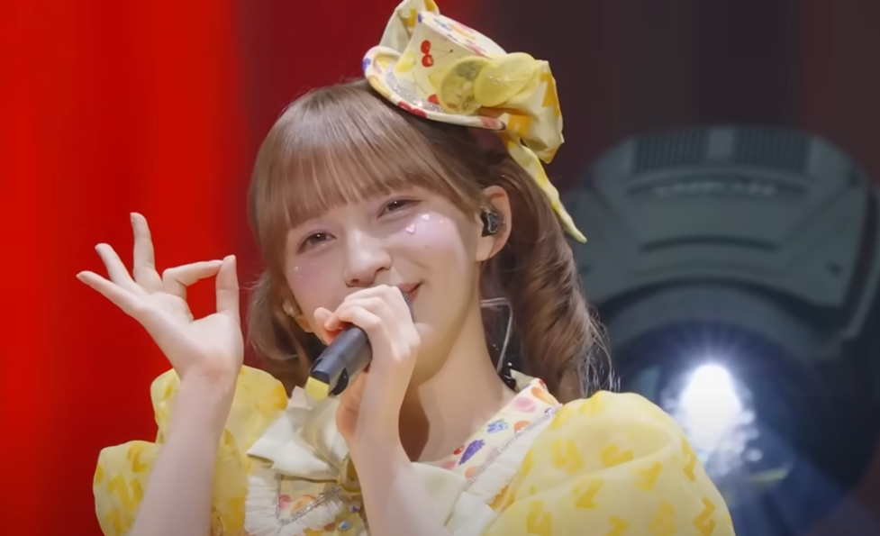 黄色い衣装を着て歌う早瀬ノエル