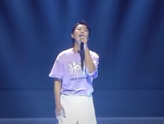 24時間テレビのTシャツを着て歌う氷川きよし