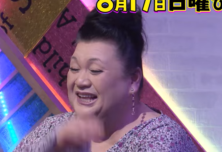 笑っているマツコ