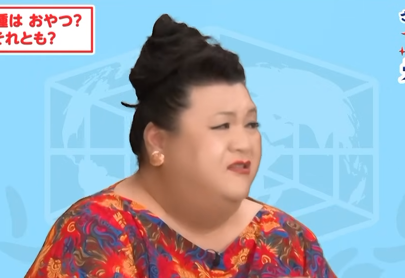 赤い衣装を着た48歳のマツコ