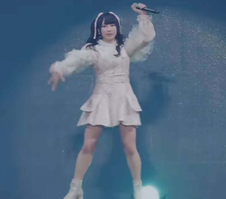 白い衣装を着て歌う櫻井もも