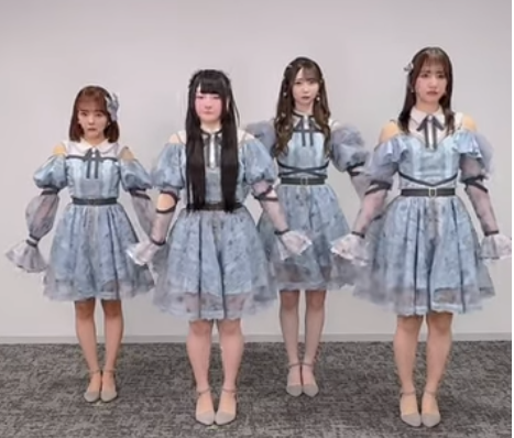 水色の衣装を着て立つ落合希来里、蟹沢萌子、谷崎早耶、櫻井もも