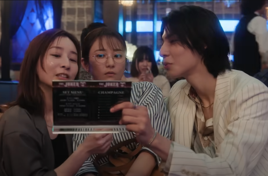 隣りに座ってメニューを見ている田中みな実と木村文乃とラウール