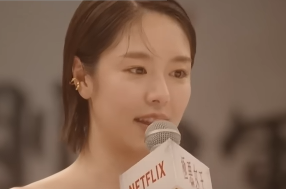 マイクを持って話す唐田えりか