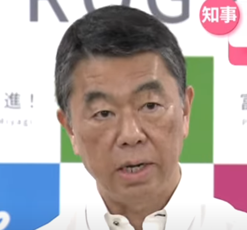 白いシャツを着て話す村井知事