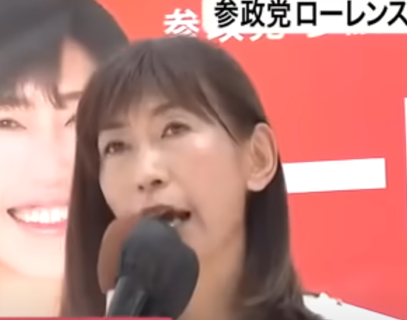 マイクを持って話すローレンス綾子