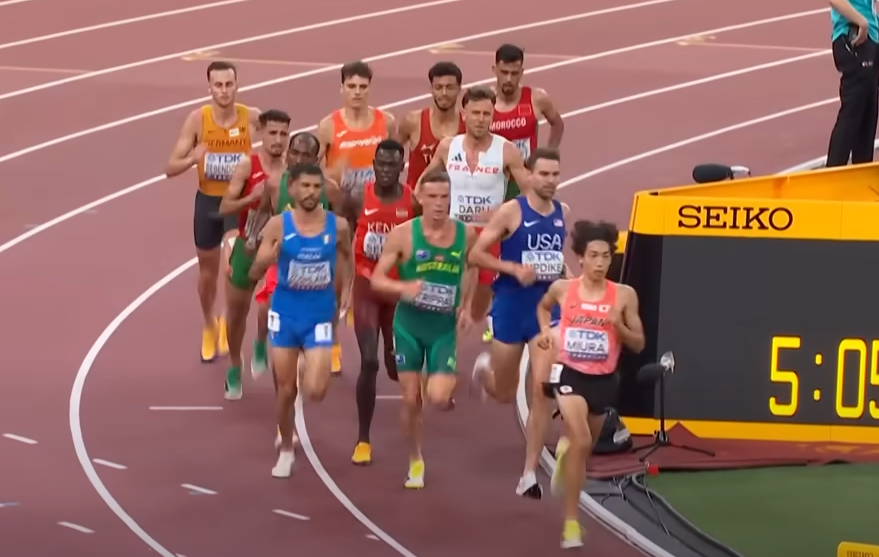 世界陸上でトラックを走っている選手たち