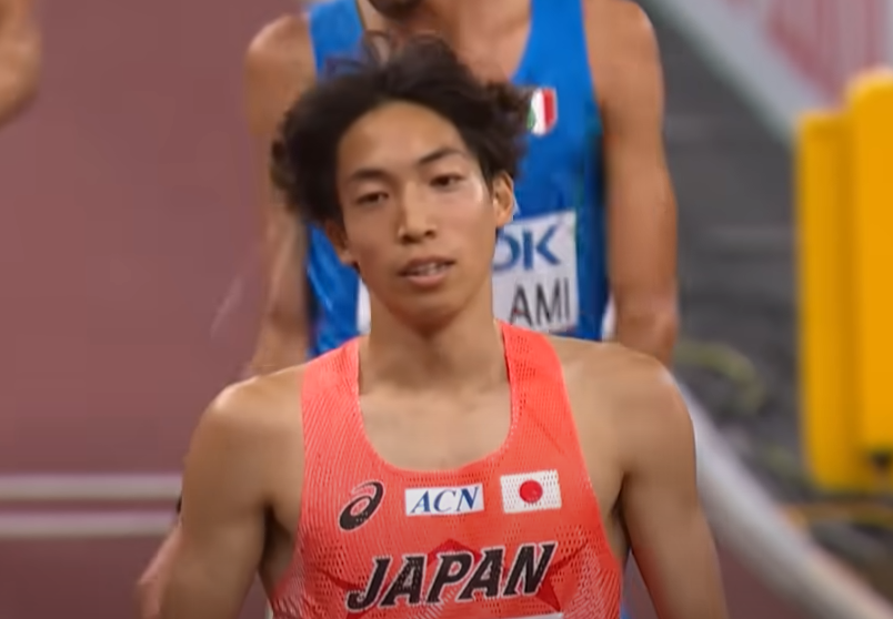赤いユニフォーム着ている三浦龍司