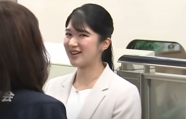 白いスーツを着た愛子さま