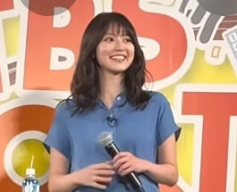 前髪アリで青い服を着ている今田美桜」