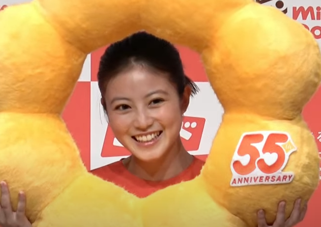 ドーナツのクッションの穴から顔を出している今田美桜