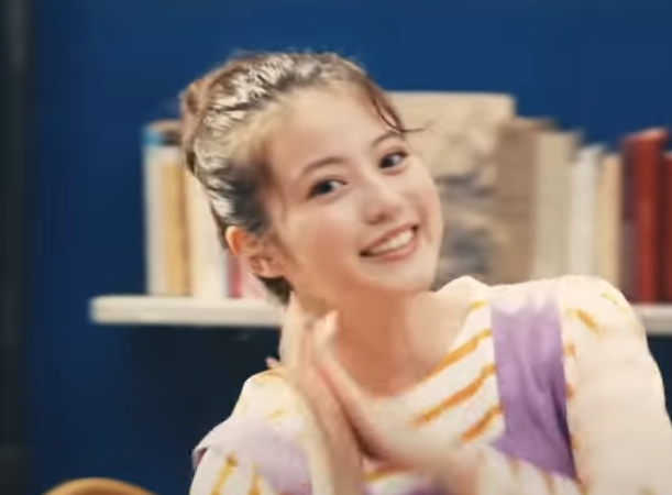 おでこを出して、お団子ヘアにしている今田美桜