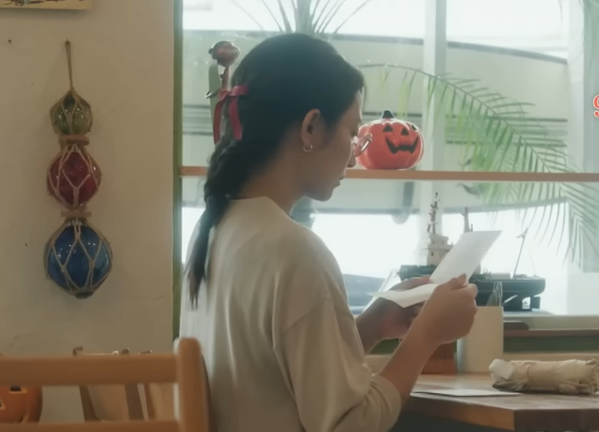 食堂で手紙を読む木村文乃