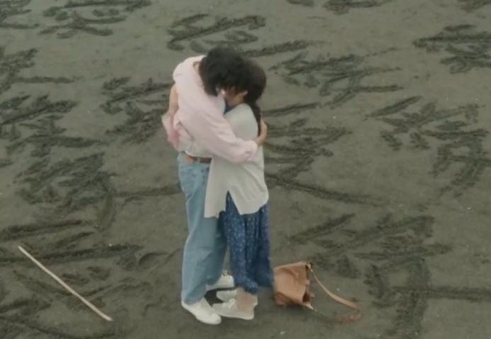 浜辺でキスをするラウールと木村文乃