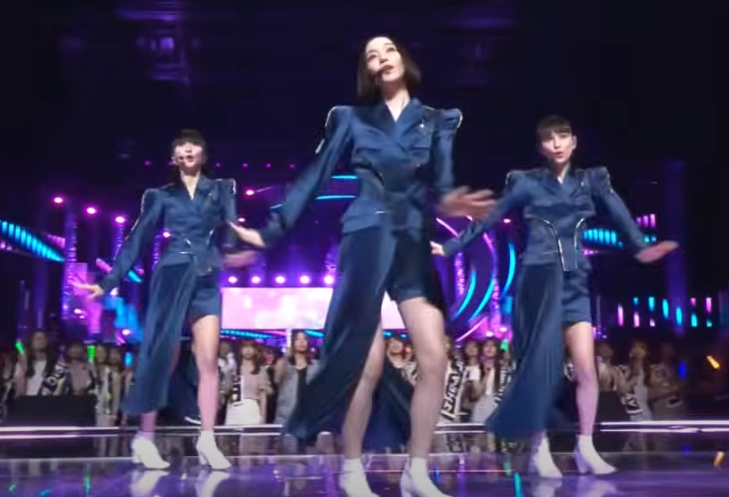 青い衣装を着て踊るPerfume
