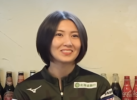 黒髪ショートで笑う吉村紗也香
