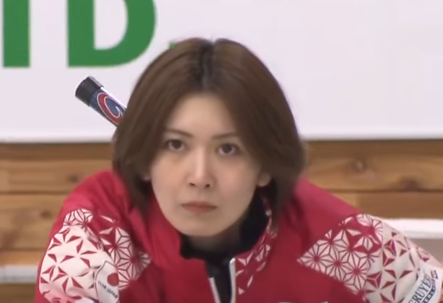 カーリングをする吉村紗也香
