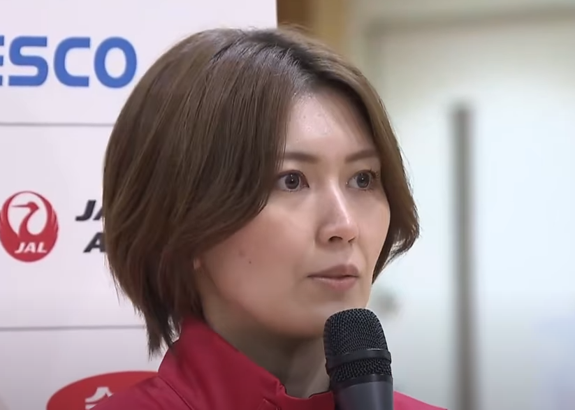 マイクを持って話す吉村紗也香す