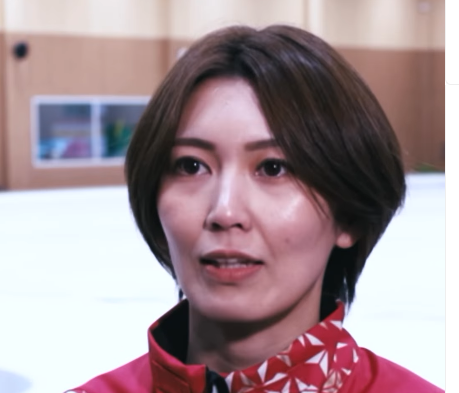 赤いウエアを着てインタビューに答える吉村紗也香