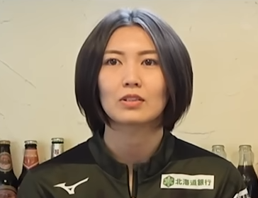 黒いウエアを着ている吉村紗也香
