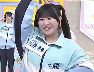 ジャージを着てポーズを決める櫻井もも