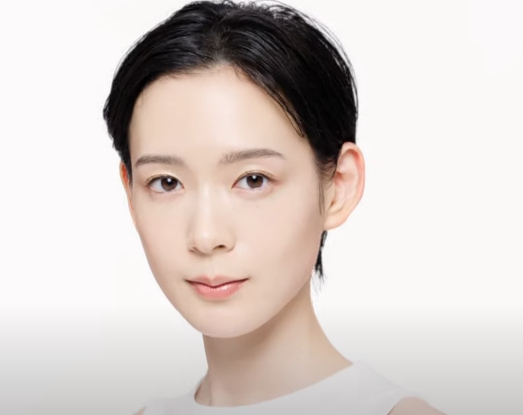 白いワンピースを着ている穂志もえか