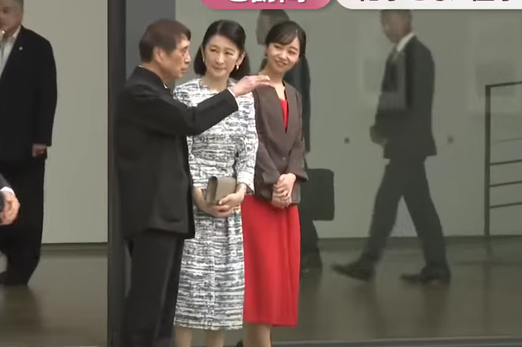 並んで立つ白い衣装の紀子さまと赤いワンピースの佳子さま