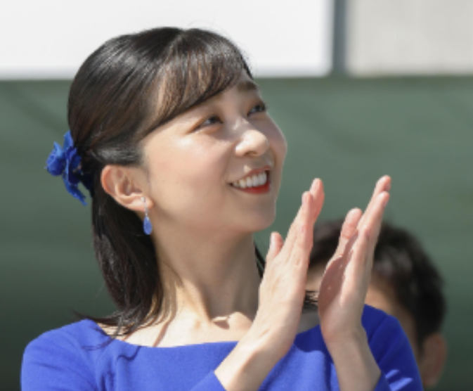 青いワンピースとイヤリングをつけた佳子さま